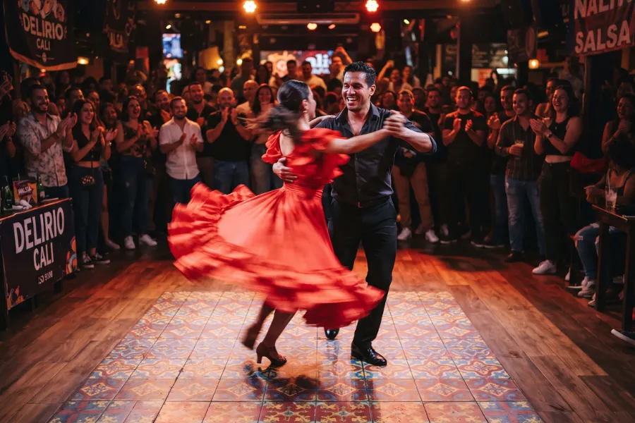 Cali salsa dancers spinning